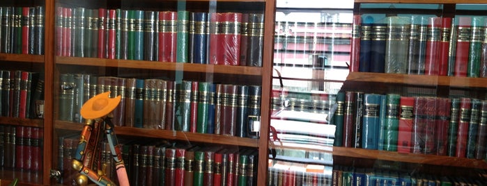 Librería Porrúa is one of Lugares insólitos en la Ciudad de México.
