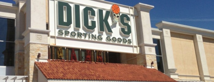 DICK'S Sporting Goods is one of สถานที่ที่ Manolo ถูกใจ.