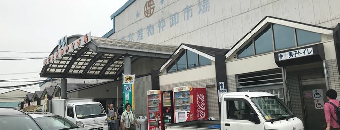 塩釜水産物仲卸市場 is one of สถานที่ที่ Shigeo ถูกใจ.