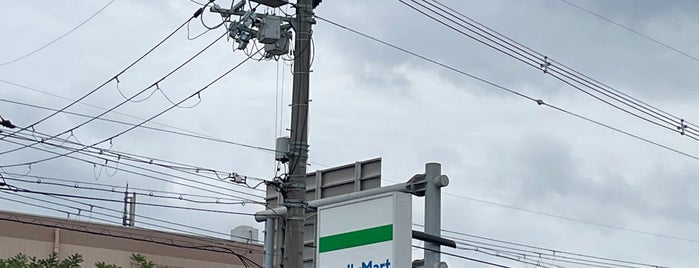 FamilyMart is one of コンビニ.