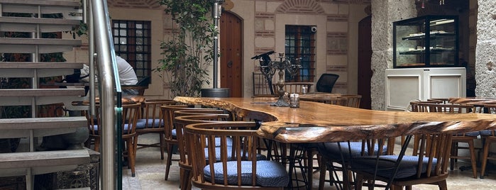 Cafe La Fondue is one of kapalıçarşı.