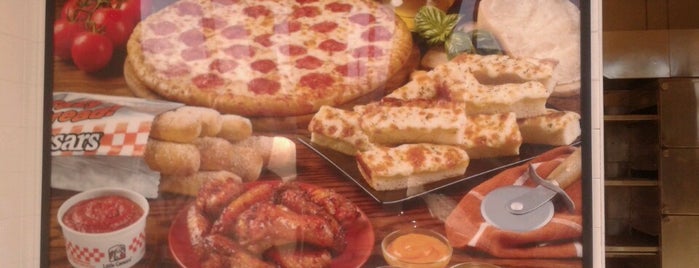 Little Caesars Pizza is one of Sitios favoritos para tragar.