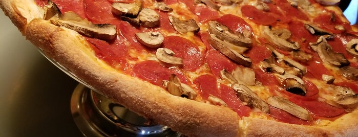 Home Slice Pizza is one of Lugares favoritos de Andee.