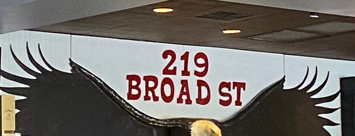 219 Broad Street Mixed Cuisine is one of Tempat yang Disukai Mike.