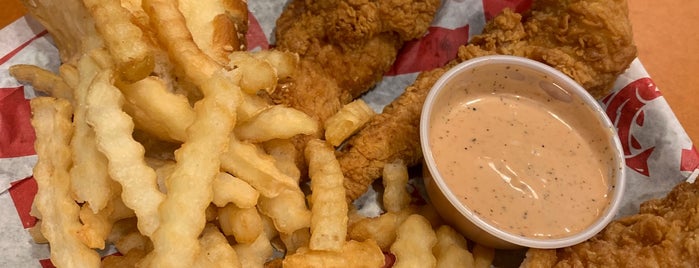 Raising Cane's Chicken Fingers is one of Lugares guardados de Lizzie.