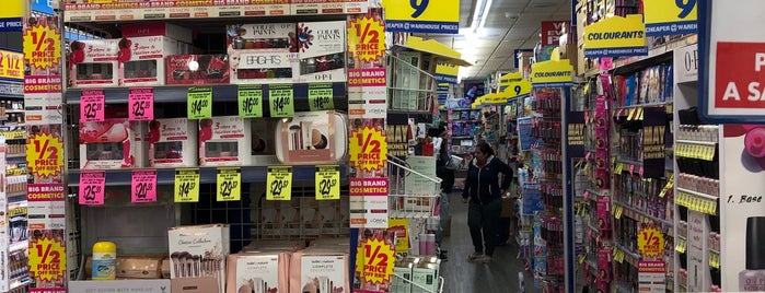 Chemist Warehouse is one of Darrenさんのお気に入りスポット.