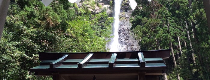 Nachi Falls is one of Lieux qui ont plu à Yutaka.