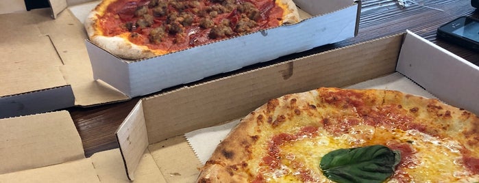DeSano Pizza Bakery is one of Posti che sono piaciuti a Lizzie.