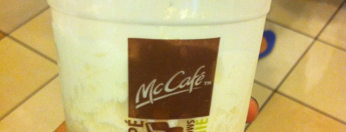 McCafé is one of Un buen café!.