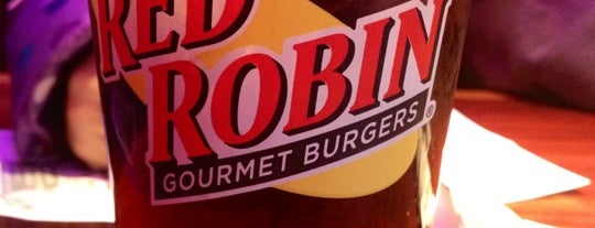 Red Robin Gourmet Burgers and Brews is one of Lieux qui ont plu à Hugo.