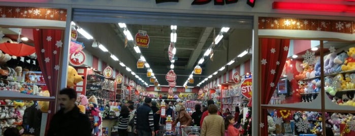 Toyzz Shop is one of Locais curtidos por Gülveren.