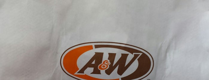 A&W Restaurant is one of สถานที่ที่ Lizzie ถูกใจ.