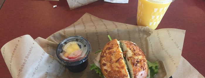 Einstein Bros Bagels is one of Tempat yang Disukai Bery.