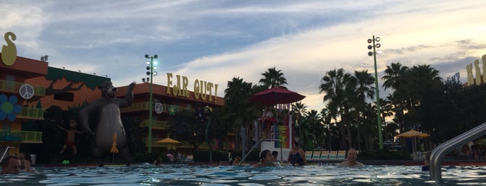 Disney's Pop Century Resort is one of Tempat yang Disukai Roberta.