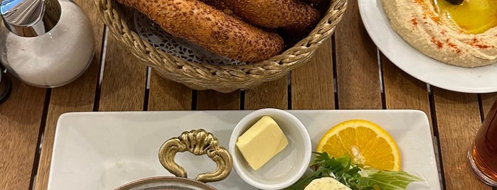 Alsancak Simit Sarayı is one of Esraさんのお気に入りスポット.
