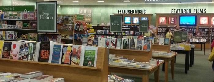 Barnes & Noble is one of Lieux qui ont plu à Emyr.
