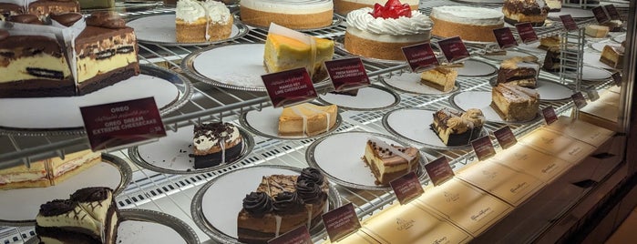 The Cheesecake Factory is one of Tempat yang Disukai Mert.