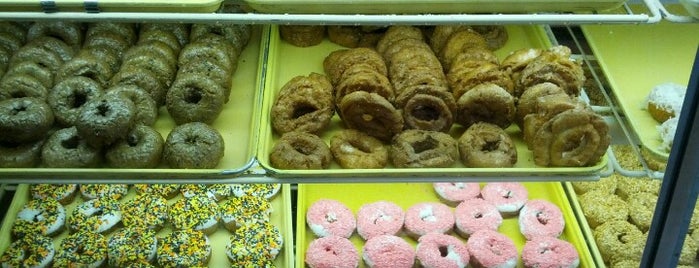 Bill's Donut Shop is one of Aaronさんのお気に入りスポット.