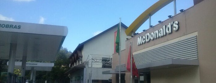 McDonald's is one of Tempat yang Disukai Roberto.