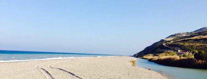 Παραλία Στόμιου - Οξύλιθος is one of Posti che sono piaciuti a Dimitra.