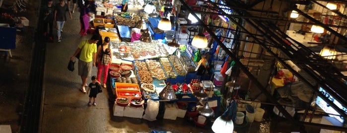 Noryanjin Fish Market is one of Seoul Food Trip.