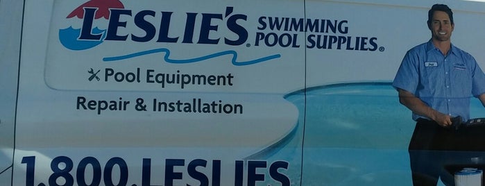 Leslie's Swimming Pool Supplies is one of Orte, die Jennifer gefallen.