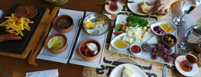 Etevim Steakhouse is one of Orte, die Sadık gefallen.
