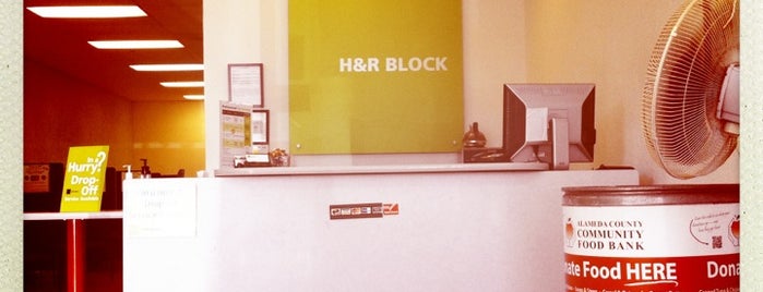 H&R Block is one of Lieux qui ont plu à Andrew.