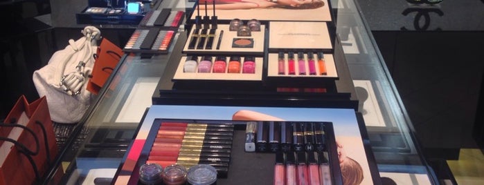 Chanel Beauty Boutique is one of Romanさんのお気に入りスポット.