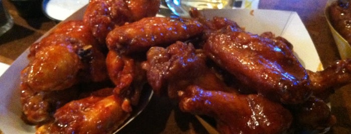 Buffalo Wild Wings is one of Leeさんのお気に入りスポット.