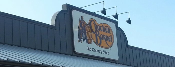 Cracker Barrel Old Country Store is one of Tempat yang Disukai Shannon.