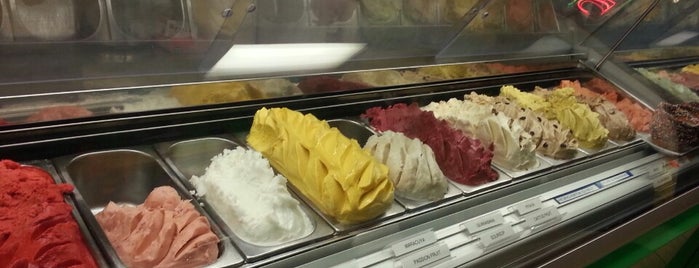 Mateo's Ice Cream & Fruit Bars is one of Tempat yang Disukai Sana.