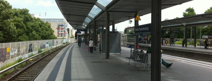 Bahnhof Berlin-Charlottenburg is one of Bahnhöfe (persönlich bekannt).