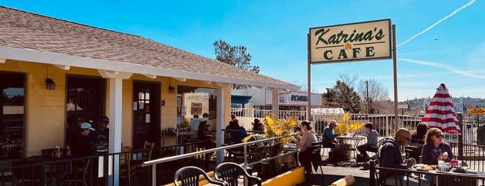 Katrina's Cafe is one of Apple Bee.