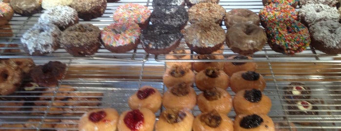 Donas Donuts is one of สถานที่ที่บันทึกไว้ของ Karen 🌻🐌🧡.
