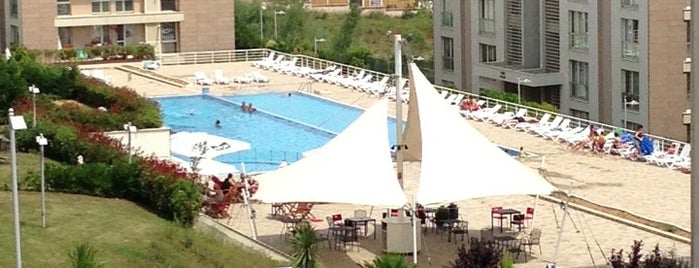 Crystal Park Poolside is one of Lugares favoritos de Zeynep.