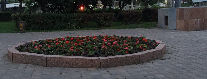 Памятный знак в ознаменование 65 годовщины битвы под Москвой is one of Памятники Москвы.