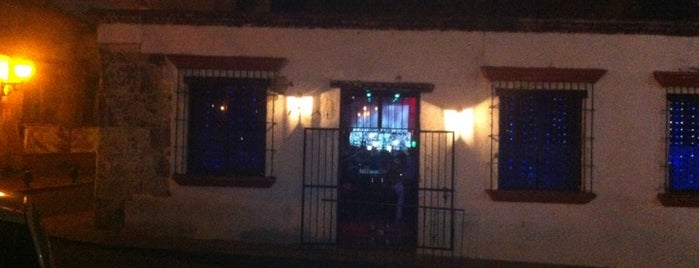 Quintana Bar & Lounge is one of Tempat yang Disukai Michael.
