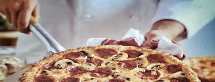 Domino's Pizza دومينوز بيتزا is one of Locais curtidos por Nawal.
