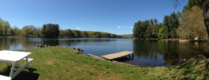Pinewood Lake is one of Tempat yang Disukai Lindsaye.