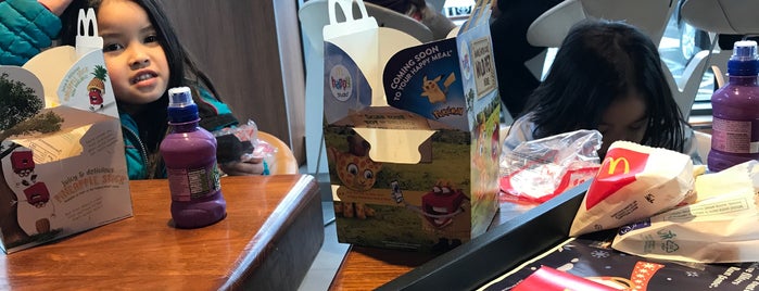 McDonald's is one of Locais curtidos por Éanna.