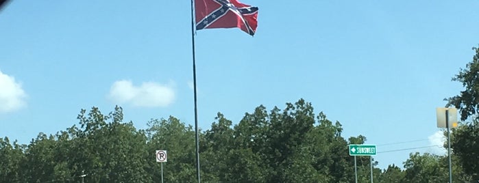 Giant Rebel Flag is one of Sights.
