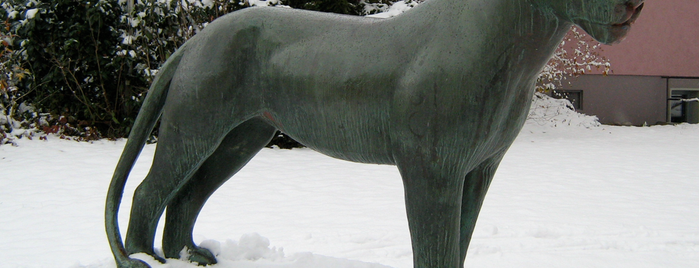 Löwin (Skulptur, um 1940, Arnold Huggler) is one of Kunst im öffentlichen Raum (ZH).