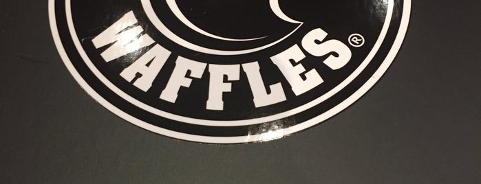 Crepes & Waffles is one of Locais curtidos por Angel.