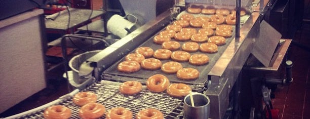 Krispy Kreme Doughnuts is one of Locais curtidos por Michael.