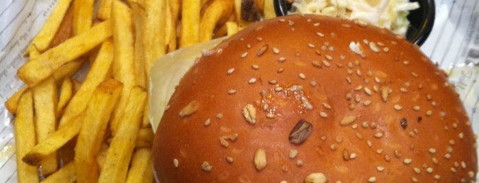 Classic Burger Joint is one of Gespeicherte Orte von Gabriela Faith.