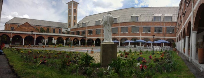 Centro Pastoral Nuestra Señora de Chiquinquirá is one of Tempat yang Disukai Lizzie.