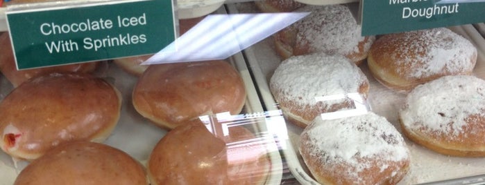 Krispy Kreme Doughnuts is one of Tempat yang Disukai Christopher.