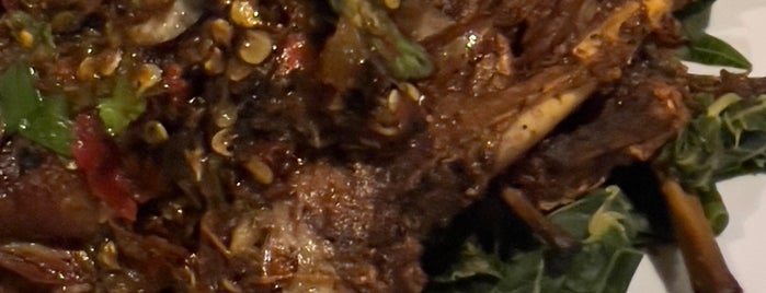 Bebek & Ayam Goreng Pak Ndut is one of warung manyar.