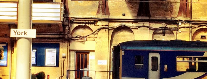 York Railway Station (YRK) is one of Tempat yang Disukai Henry.